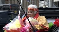 孫がひく人力車で100歳のお祝いパレード　地域の人も祝福　長生きの秘訣は「クヨクヨせず何でも食べる」　沖縄