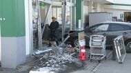 【あわや】スーパーの出入口に乗用車が突っ込む「アクセルとブレーキを間違えた」高齢ドライバーの男性が運転＿夫婦で買い物を終えて帰ろうとしたところ事故に〈北海道札幌市〉