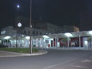 駅のコンビニで店員に包丁突きつけ「金出せ」現金奪おうとした疑い 出頭してきたフィリピン国籍の33歳女を逮捕