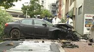 【独自】マセラティ暴走、歩道に突っ込み大破 盗難車か 運転手立ち去る 東京・港区