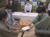 “1週間で3局目”のハードスケジュール…藤井二冠と豊島竜王 王位戦第5局始まる 藤井二冠が防衛に王手
