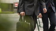 坂口憲二さんが無期限の活動休止を発表。同じ難病と闘う男性が語る「痛み」