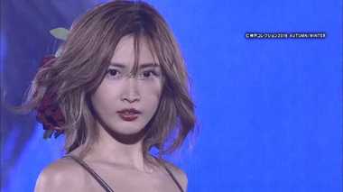「秋冬トレンドは?」紗栄子 デニム素材のセクシードレスで登場