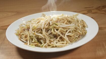「知らない人はいない」中津川のソウルフード“白い焼きそば” 地元民を虜にする塩とニンニクで仕上げた太麺の味