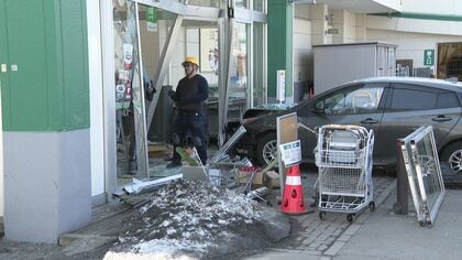 【あわや】スーパーの出入口に乗用車が突っ込む「アクセルとブレーキを間違えた」高齢ドライバーの男性が運転＿夫婦で買い物を終えて帰ろうとしたところ事故に〈北海道札幌市〉