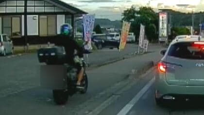 「危ない」悪びれる様子なく…バイクが歩道を走る　信号待ちの車列を抜き去る　目撃者「早く前に行きたかったのか」