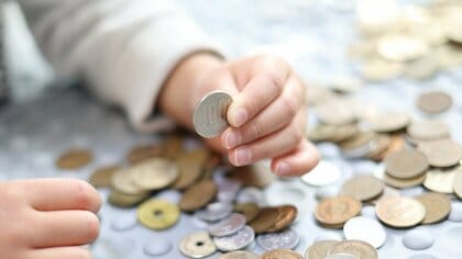 お金の大切さを子どもにどう教える？笑い飯・哲夫が考える「友だちと盛り上がるのはぜいたくよりも“辛かった自慢”」