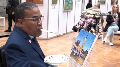 デジタル社会の口と足で描くアート　「壁なんてない」ロンドンで展覧会