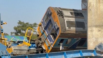 走行中の特急列車にクレーン直撃…死者30人負傷者64人に　バンコク発の特急列車で約170人乗車　タイ