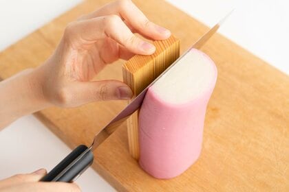 峰を差し込むと簡単に外れる(『紀文がかなえるちくわ・はんぺん・かまぼこの楽しい世界』より)