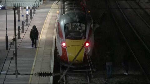 列車内で複数人刺される…鉄道職員1人が重体　32歳男を逮捕　イギリス