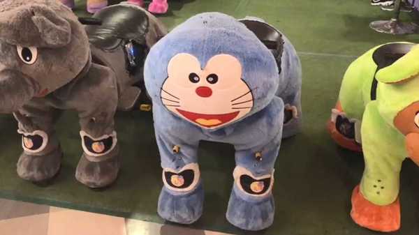 なぜ バンコクで 微妙 なドラえもんとキティちゃん発見