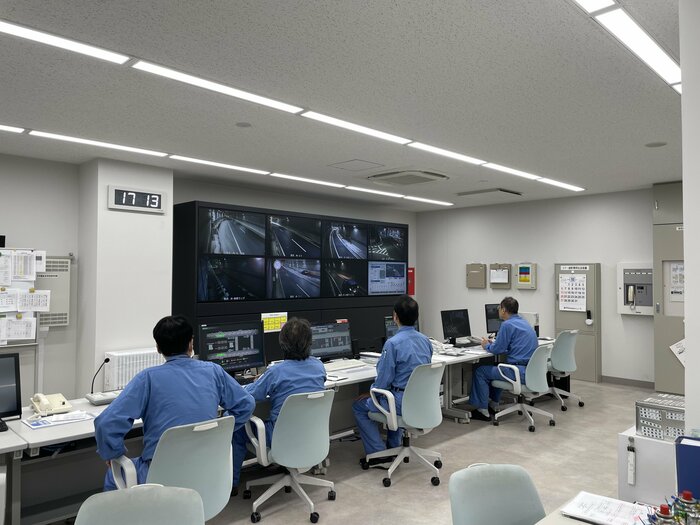 築地虎ノ門トンネルの指令センターでは、24時間態勢で有人監視を行う