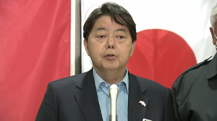 ポーランドで取材に応じる林外相