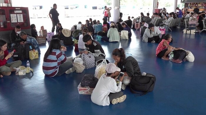 地方へ向かう人々で混雑するバスターミナル（バンコク）