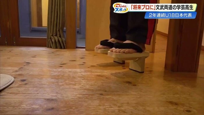 自宅で一本歯下駄を履いて体幹を鍛える様子