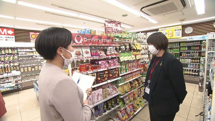 農水省にあるローソンで打ち合わせをする藤田さんと鷲頭さん