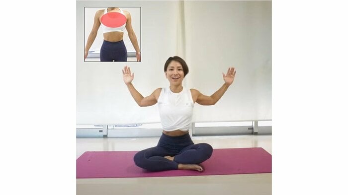 腕を上げて開く