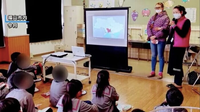2月、福山市内の学校で話をするビクトリアさんと斉藤さん