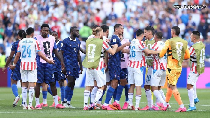 試合終了後も、もみ合う状態に
