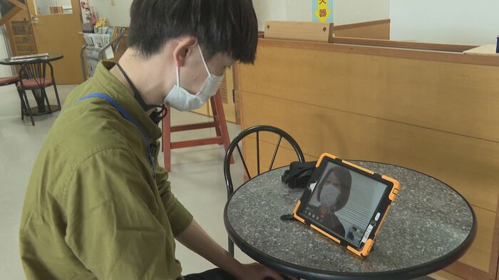 家族との面会はタブレット端末を使用