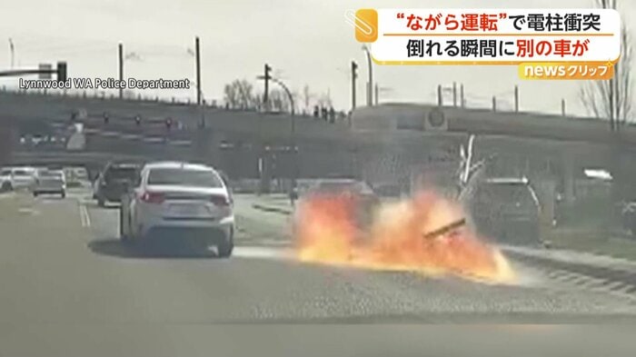 電柱から立ち上る煙と炎