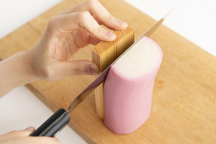 峰を差し込むと簡単に外れる(『紀文がかなえるちくわ・はんぺん・かまぼこの楽しい世界』より)