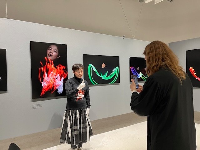 写真展では子どもたちの手が美しい軌跡を描く写真が飾られた