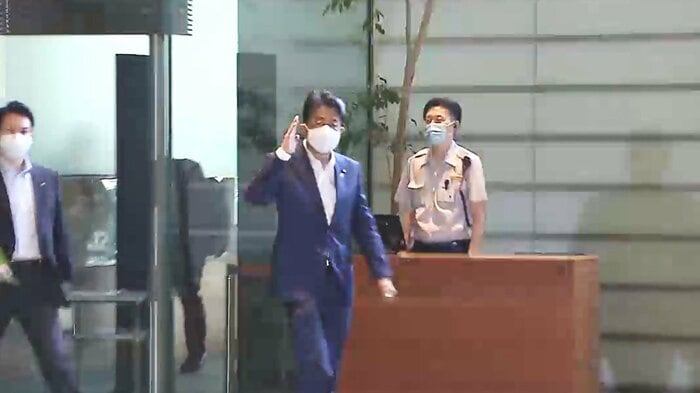 8月26日午前、報道陣に手をあげて挨拶し官邸に入る安倍首相