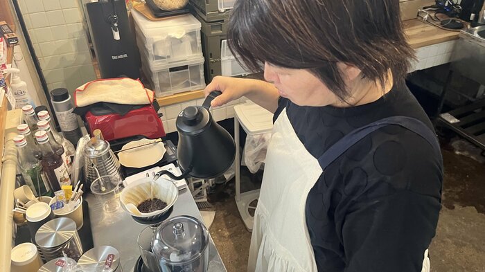 コーヒーインストラクターの池田さんがドリップしてくれる