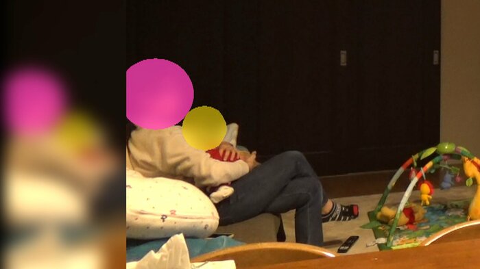 自分の時間どころか、夕食の準備中も子どもが…。ソファから動けず