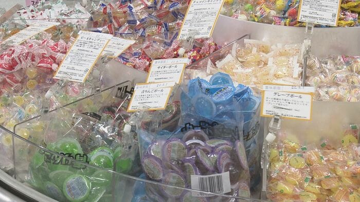 目移りしてしまうほど、たくさんの種類のお菓子が並ぶ