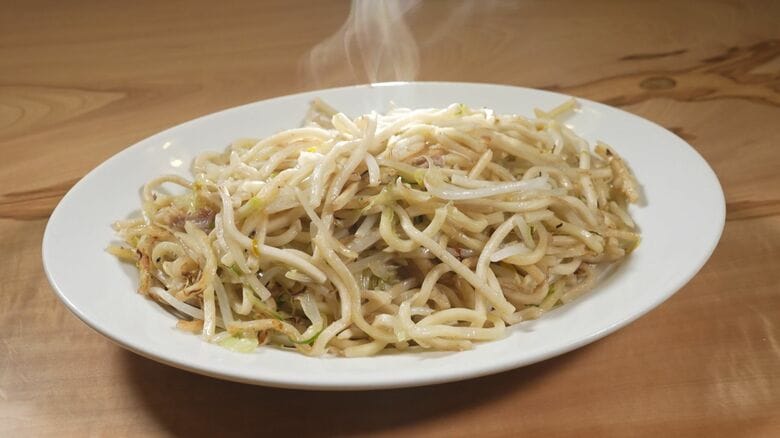 「知らない人はいない」中津川のソウルフード“白い焼きそば” 地元民を虜にする塩とニンニクで仕上げた太麺の味｜FNNプライムオンライン