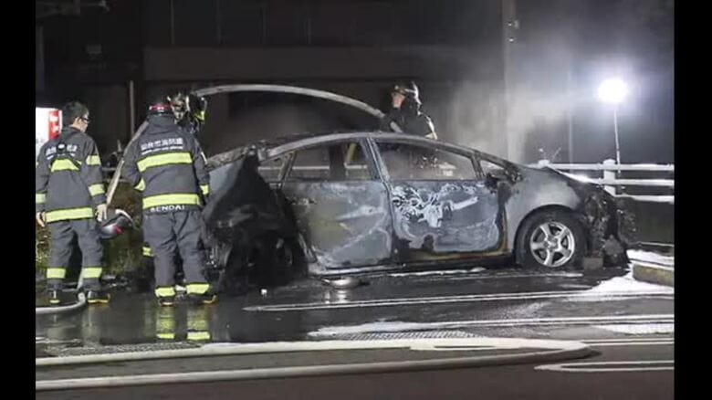 真夜中のスーパー駐車場で火事　駐車していた車が全焼　警察が出火原因を捜査中〈仙台市〉｜FNNプライムオンライン