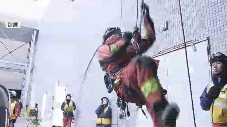 “立体駐車場で衝突し転落”…想定をその場で伝達し実践的に　福岡市消防局が大規模な救助訓練　2日間で約130人参加｜FNNプライムオンライン