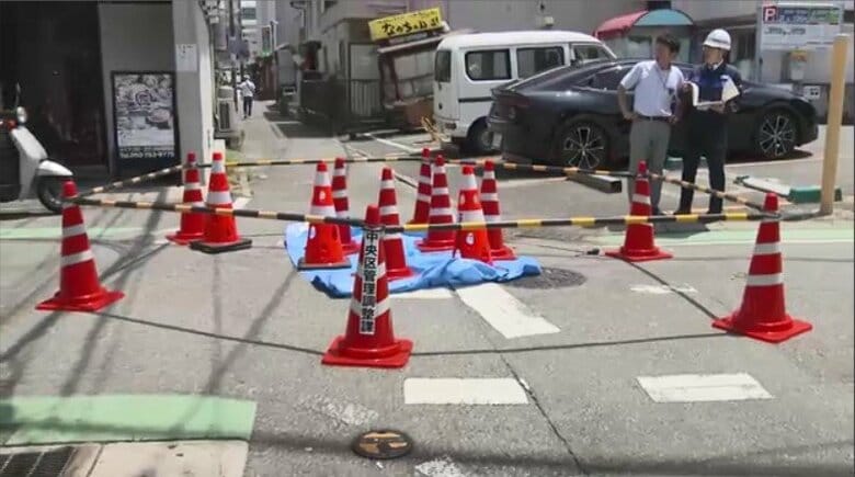 また道路が陥没　福岡市の中心部近く　長さ・幅・深さ約1メートル　交通規制し復旧急ぐ｜FNNプライムオンライン