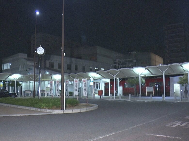 駅のコンビニで店員に包丁突きつけ「金出せ」現金奪おうとした疑い 出頭してきたフィリピン国籍の33歳女を逮捕｜FNNプライムオンライン