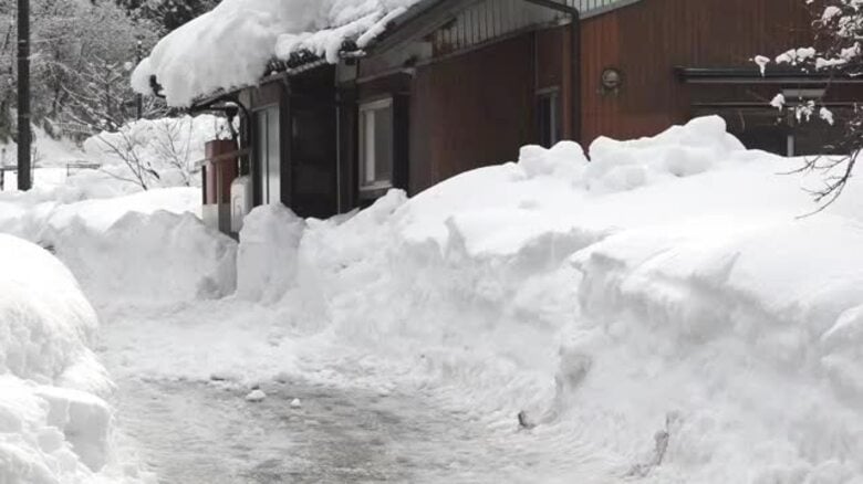 屋根からの落雪に巻き込まれたか…雪かき中の70代女性が死亡　親族が雪を掘り起こし発見　福井・敦賀市｜FNNプライムオンライン