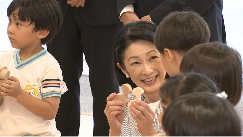 紀子さまが「献血運動推進全国大会」に出席　幼稚園児と積み木遊びで交流し「楽しかったね」笑顔｜FNNプライムオンライン