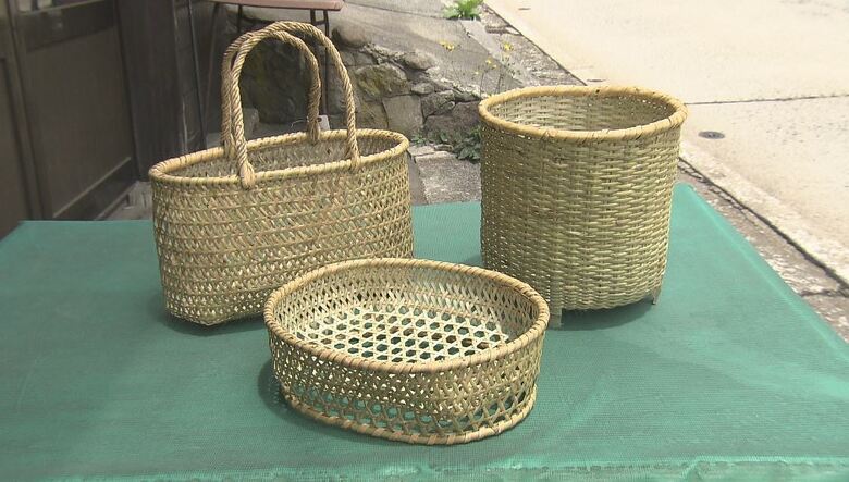 亡き父の技を継ぐ　400年の伝統「戸隠竹細工」　“飼育員”と職人の二足のわらじ　100人超いた職人が33人に「伝統の火を消しちゃいけない」　展示販売会では“戸隠そば”の「そばざる」にコーヒードリッパー｜FNNプライムオンライン