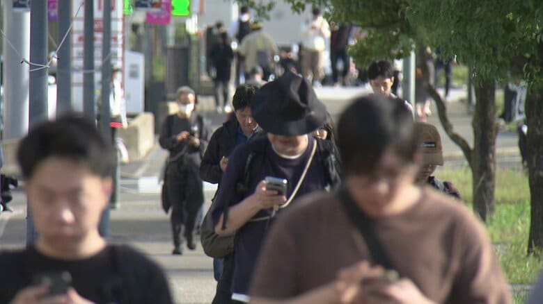 街に「ポケモンGO」な人があふれる!スマホ見ながら 行き交う人たち…ポケモン一色!周遊型リアルイベント「ワイルドエリア」でプレイヤーが海外からも集結 |FNNプライムオンライン