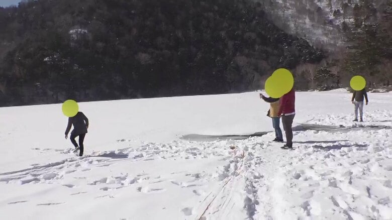 【危険】「氷の上に乗ってみたかった」凍った湖面に侵入の“迷惑”観光客次々に…落下すれば命の危険　奥日光湯元温泉｜FNNプライムオンライン