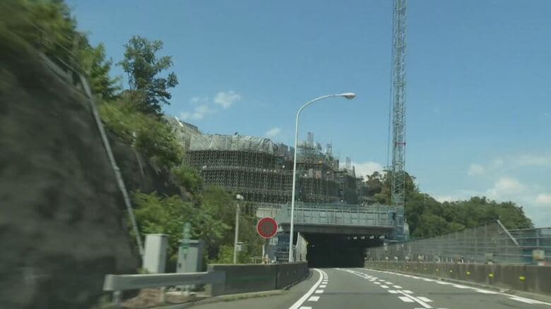 異様な光景…高さ70ｍ“巨大な要塞”　高速道路の「岩塊」撤去工事　数年前から話題に、見学会が大人気｜FNNプライムオンライン