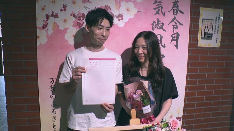 令和7年7月7日「777」の日に婚姻届ラッシュ！高岡市役所は1時間待ち、30年ぶりの「ラッキーセブン」で22組が結婚｜FNNプライムオンライン