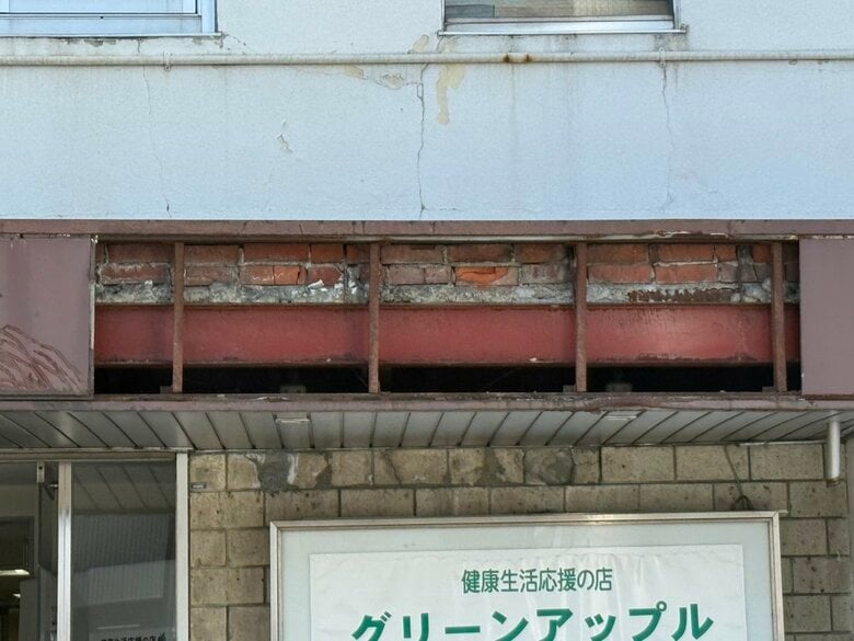 【危険】ビルから”ひさし”が落下…下を歩いていた女性が頭部を負傷…警察が落下原因を調べる＜北海道旭川市＞｜FNNプライムオンライン