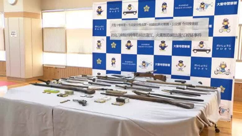 刀剣21本と拳銃1丁、銃弾など自宅で所持か　石川県加賀市の男が銃刀法違反の容疑で逮捕｜FNNプライムオンライン