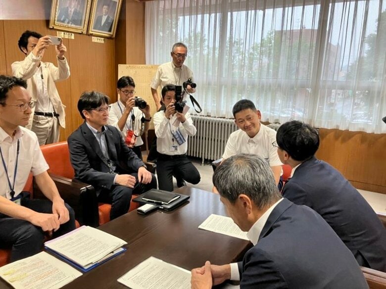 【釧路メガソーラー問題】環境省が釧路市長と意見交換「釧路湿原全体としてどう保全をしていくか」＿釧路市は条例案の報告・釧路湿原国立公園の拡張や地球温暖化対策の推進に関する法改正の検討なども要望〈北海道釧｜FNNプライムオンライン