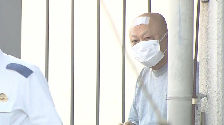 送検される渋谷博仁容疑者(74)(8日朝 東大和署)