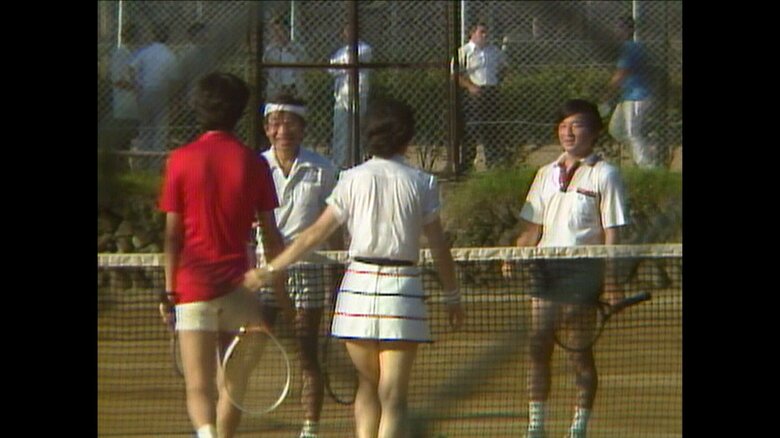 1984年 ダブルスのゲームを楽しまれるご一家