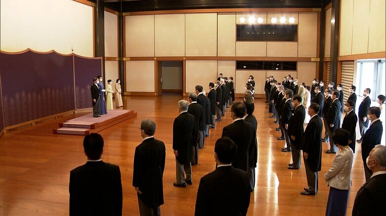 三権の長などから祝賀を受けられる陛下(皇居・宮殿「松の間」)
